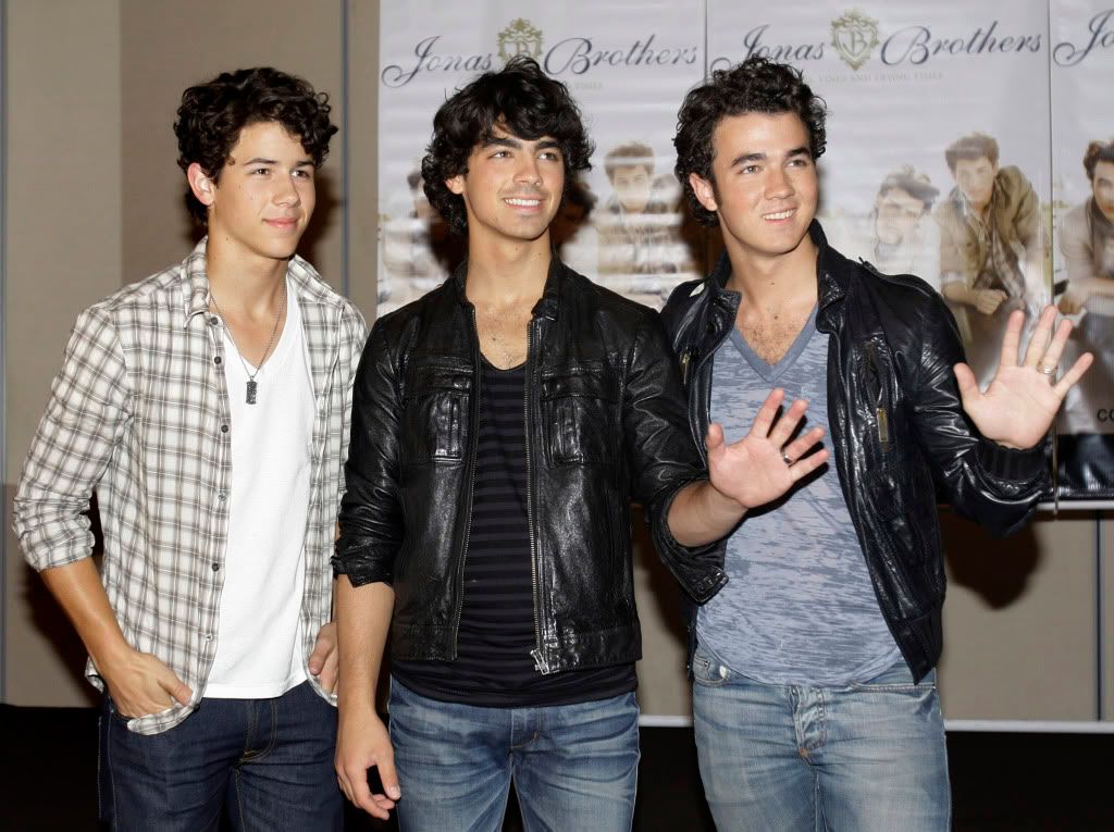 jo-bros.jpg Jonas Brothers image by JBfan123_2010